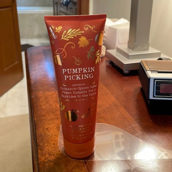 NWT Bath and Bodyworks Pumpkin Picking lotion. Only one lotion - Picture 1 of 6